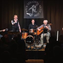 Bild enthält, Group Performance, Music Band, Performer, Person, Adult, Female, Woman, Guitar, Male, Man