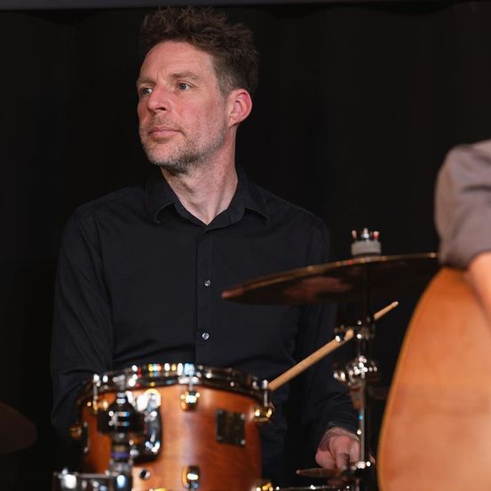 Bild enthält, Adult, Male, Man, Person, Drummer, Music, Musical Instrument, Musician, Performer, Face