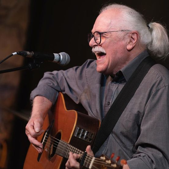 Bild enthält, Adult, Male, Man, Person, Guitar, Performer, Solo Performance, Guitarist, Microphone, Face