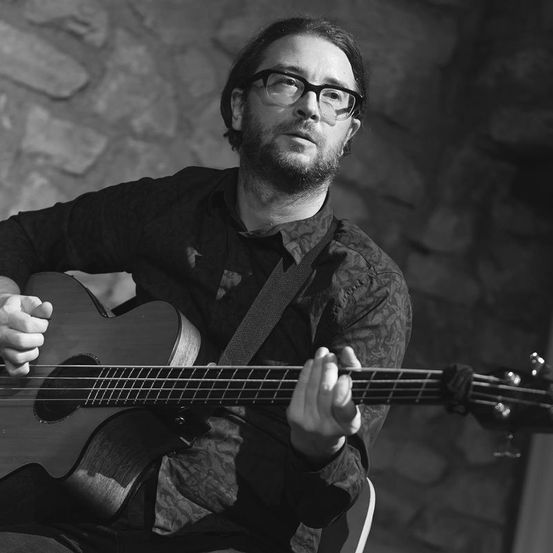 Bild enthält, Guitar, Musical Instrument, Adult, Male, Man, Person, Guitarist, Performer, Glasses, Face