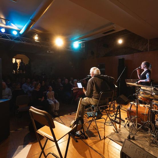 Bild enthält, Concert, Crowd, Person, Lighting, Group Performance, Music Band, Adult, Male, Man, Chair