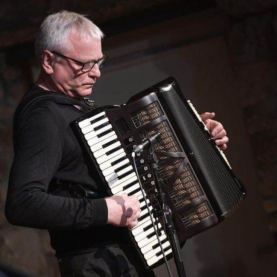 Bild enthält, Keyboard, Musical Instrument, Piano, Adult, Male, Man, Person, Face, Head, Performer