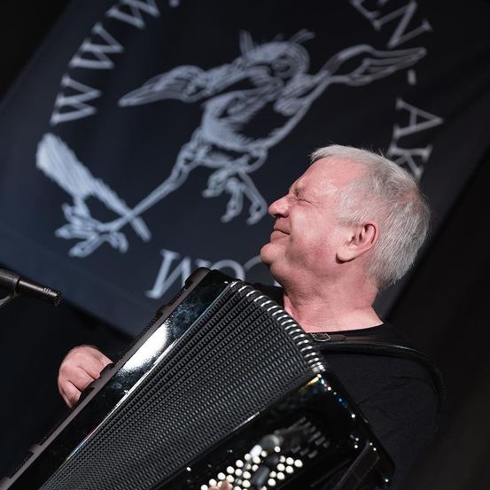 Bild enthält, Adult, Male, Man, Person, Musical Instrument, Electrical Device, Microphone, Face, Head, Accordion
