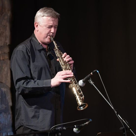 Bild enthält, Electrical Device, Microphone, Adult, Male, Man, Person, Musical Instrument, Oboe