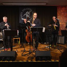 Bild enthält, Group Performance, Music Band, Musical Instrument, Musician, Performer, Person, Adult, Male, Man, Concert