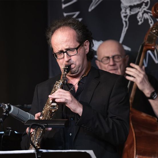 Bild enthält, Adult, Male, Man, Person, Musical Instrument, Face, Wristwatch, Glasses, Performer, Solo Performance