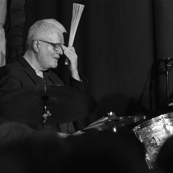 Bild enthält, Adult, Male, Man, Person, Microphone, Drummer, Musical Instrument, Musician, Performer, Face