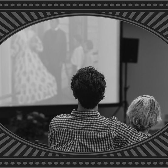 Bild enthält, Screen, Computer Hardware, Monitor, Person, Photography, TV, Adult, Male, Man, Bride