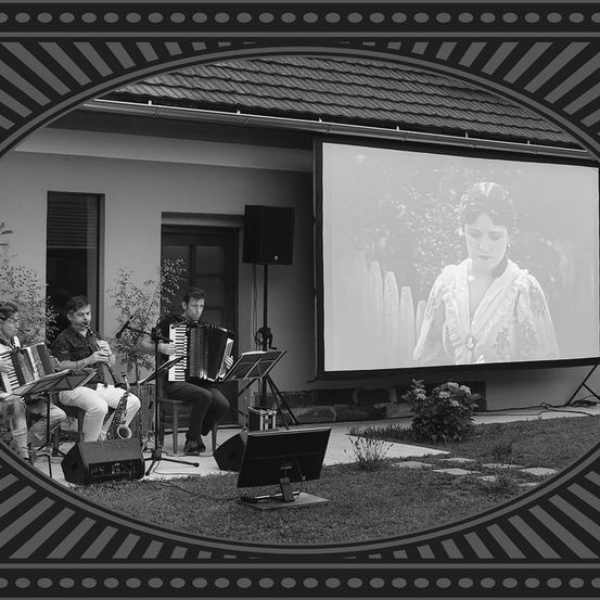 Bild enthält, Screen, Person, Adult, Male, Man, Speaker, Computer Hardware, Monitor, People, Shoe