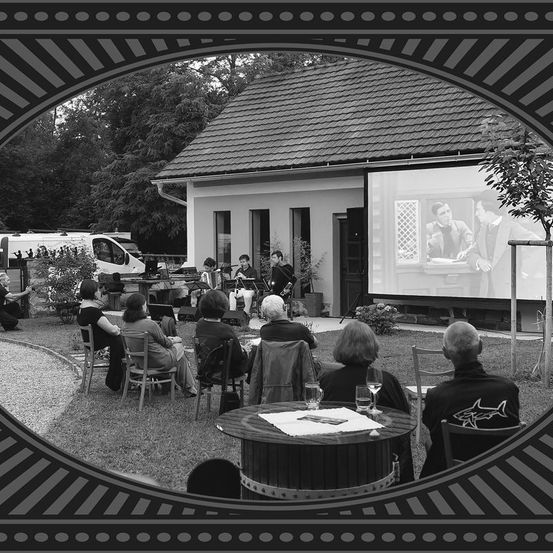 Bild enthält, Indoors, Restaurant, Cafeteria, Cafe, Adult, Female, Person, Woman, Male, Man