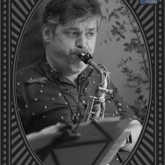 Bild enthält, Adult, Male, Man, Person, Brass Section, Flugelhorn, Musical Instrument, Face, Smoke Pipe, Horn