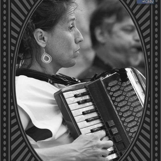 Bild enthält, Person, Finger, Adult, Female, Woman, Photography, Face, Head, Musical Instrument, Accordion