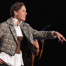 Bild enthält, Person, Solo Performance, Microphone, Finger, Blazer, Coat, Formal Wear, Adult, Male, Man