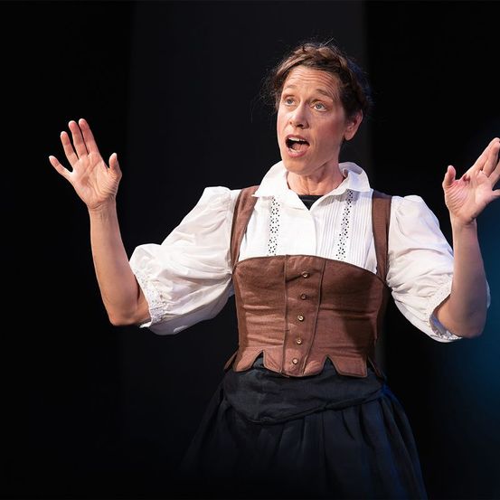 Bild enthält, Performer, Person, Solo Performance, Adult, Female, Woman, Finger, Hand, Head, Face