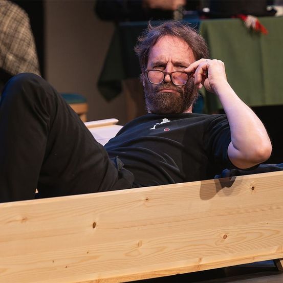 Bild enthält, Plywood, Wood, Adult, Male, Man, Person, Head, Face, Furniture, Portrait