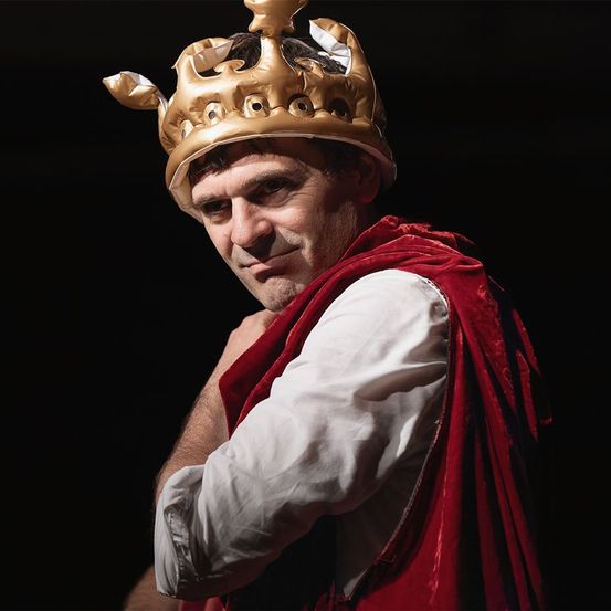 Bild enthält, Accessories, Jewelry, Adult, Male, Man, Person, Crown, Face, Head