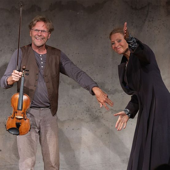 Bild enthält, Adult, Female, Person, Woman, Cello, Musical Instrument, Male, Man, Violin, Fashion