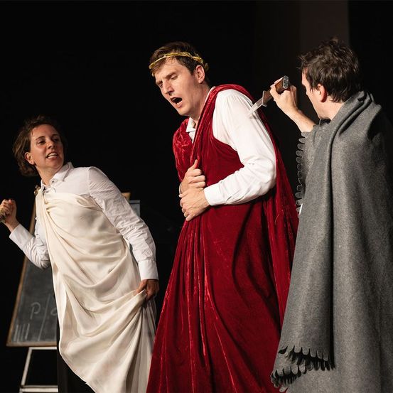 Bild enthält, Fashion, Adult, Female, Person, Woman, Long Sleeve, Stage, People, Dress, Head