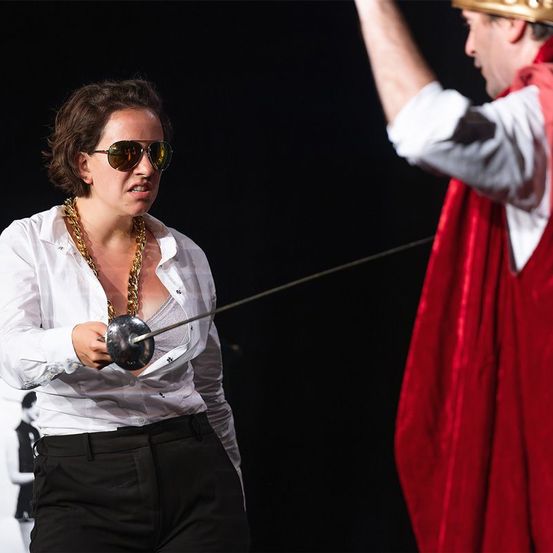 Bild enthält, Sword, Weapon, Accessories, Sunglasses, Fashion, Person, Face, Head, Performer, Solo Performance