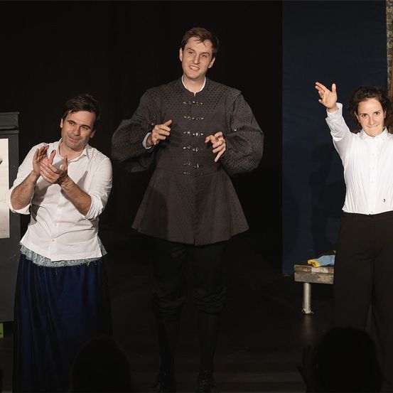 Bild enthält, Coat, Adult, Male, Man, Person, People, Female, Woman, Face, Shirt