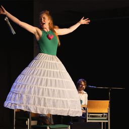 Bild enthält, Dancing, Person, Performer, Solo Performance, Adult, Female, Woman, Face, Clothing, Dress