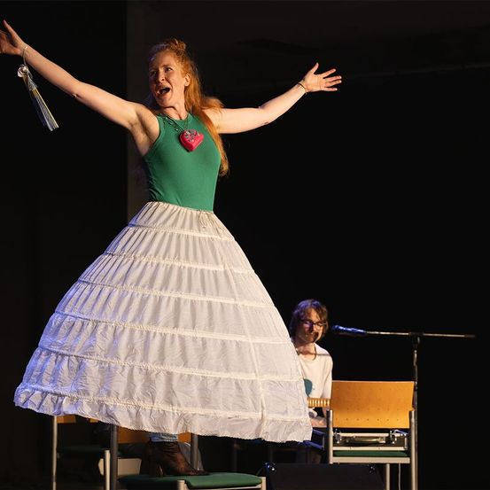 Bild enthält, Dancing, Person, Performer, Solo Performance, Adult, Female, Woman, Face, Clothing, Dress