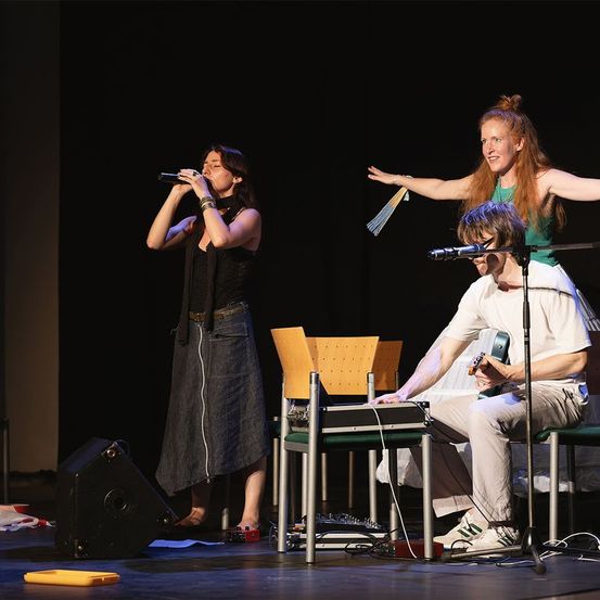 Bild enthält, Adult, Female, Person, Woman, Stage, Music, Musical Instrument, Musician, Performer, Singing