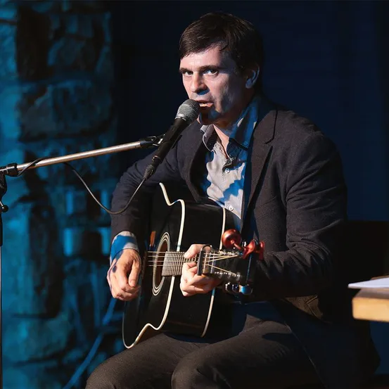 Performer, Person, Solo Performance, Adult, Male, Man, Microphone, Guitarist, Music, Musician