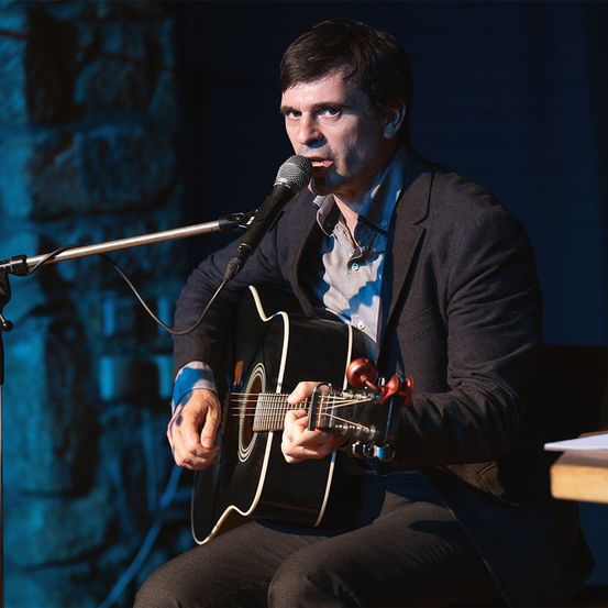 Bild enthält, Performer, Person, Solo Performance, Adult, Male, Man, Microphone, Guitarist, Music, Musician