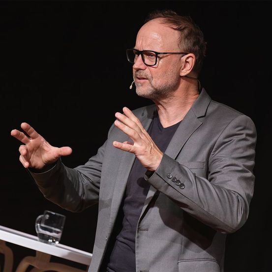 Bild enthält, People, Person, Finger, Crowd, Adult, Male, Man, Face, Suit, Lecture