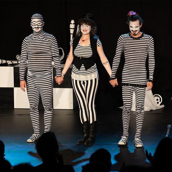 Bild enthält, Stage, Adult, Female, Person, Woman, Male, Man, Shoe, Performer, Face