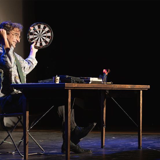 Bild enthält, Adult, Male, Man, Person, Solo Performance, Wheel, Table, Shoe, Game, Chair