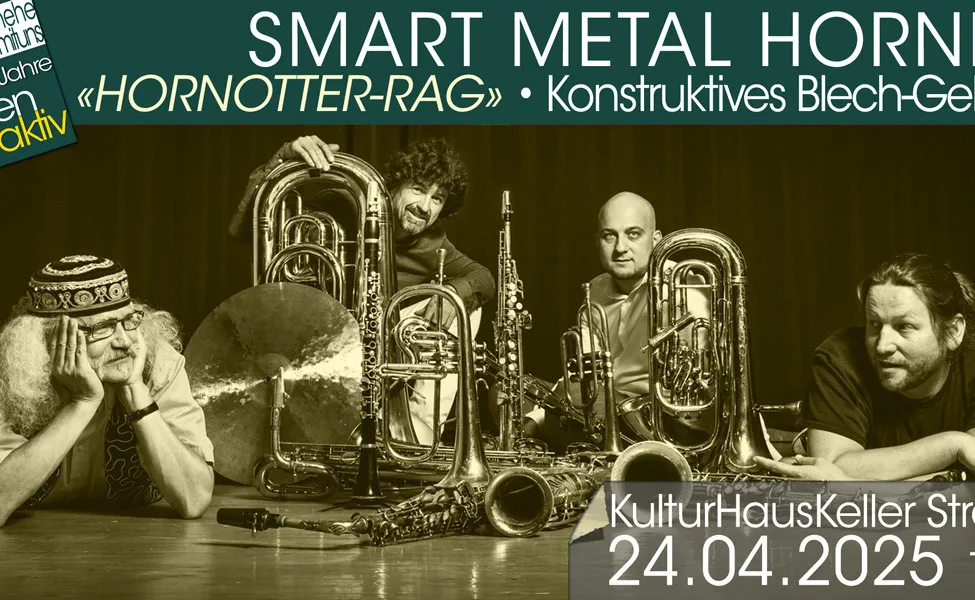Eine Gruppe von Musikern posiert für ein Foto mit verschiedenen Blechblasinstrumenten wie Tubas, Trompeten und Saxophonen sowie einer Becken auf dem Boden. Oben steht der Text 'Smart Metal Hornotter-Rag' und 'Konstruktives Blee'. Unten steht das Datum '24.04.20'.