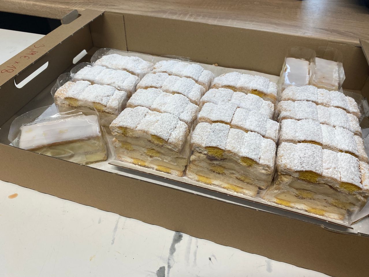 Bild enthält, Dessert, Food, Pastry, Box, Bread, Cheese