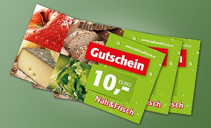 Drei grüne Gutscheine auf grünem Hintergrund. Der mittlere Gutschein hat 'Gutschein' und '10,- Euro' in Rot geschrieben. Die anderen Gutscheine haben die Wörter 'Nah&Frisch' und 'isch' darauf.