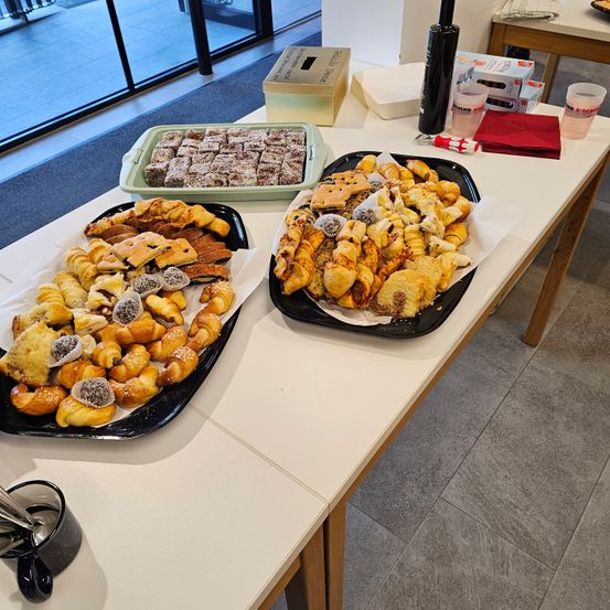Brunch, Food, Food Presentation, Person, Tater Tots, Furniture, Table, Box, Cafeteria, Restaurant