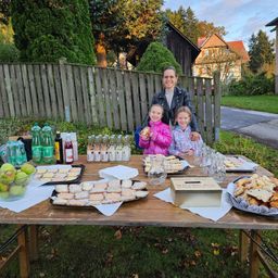 Wood, People, Person, Lunch, Table, Adult, Female, Woman, Backyard, Dining Table