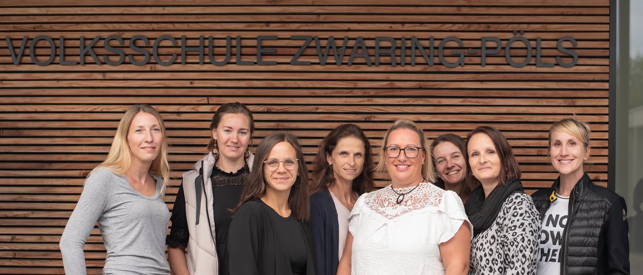 Bild enthält, Groupshot, Person, Jeans, Pants, Adult, Female, Woman, Coat, People, Face