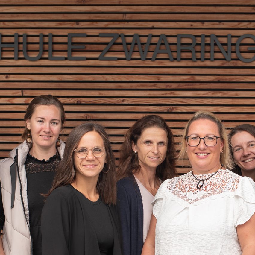 Bild enthält, Groupshot, Person, Jeans, Pants, Adult, Female, Woman, Coat, People, Face