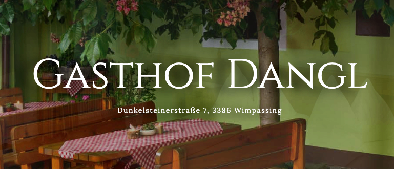 Das Bild zeigt ein Restaurant namens Gasthof Dangl. Es ist mit einem Baum mit rosa Blumen, Holztischen und -bänken sowie einer grünen Wand versehen. Die Adresse lautet Dunkelsteinerstraße 7, 3386 Wimpassing.