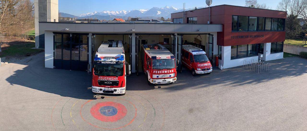 Bild enthält, Transportation, Truck, Vehicle, Fire Station, Fire Truck, Architecture, Building, Car, Machine, Wheel