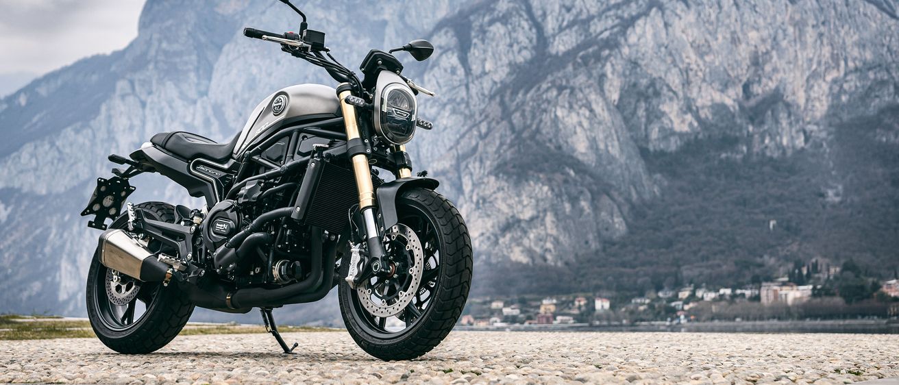 Bild enthält, Machine, Motor, Spoke, Motorcycle, Road, Wheel, Alloy Wheel