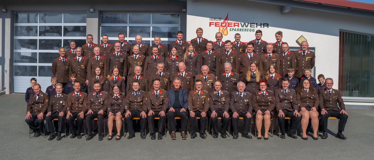 Bild enthält, People, Person, Groupshot, Team, Clothing, Formal Wear, Suit