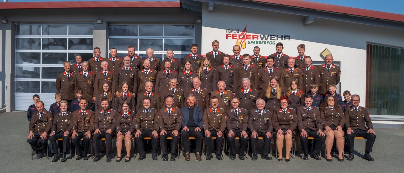 Bild enthält, People, Person, Groupshot, Team, Clothing, Formal Wear, Suit