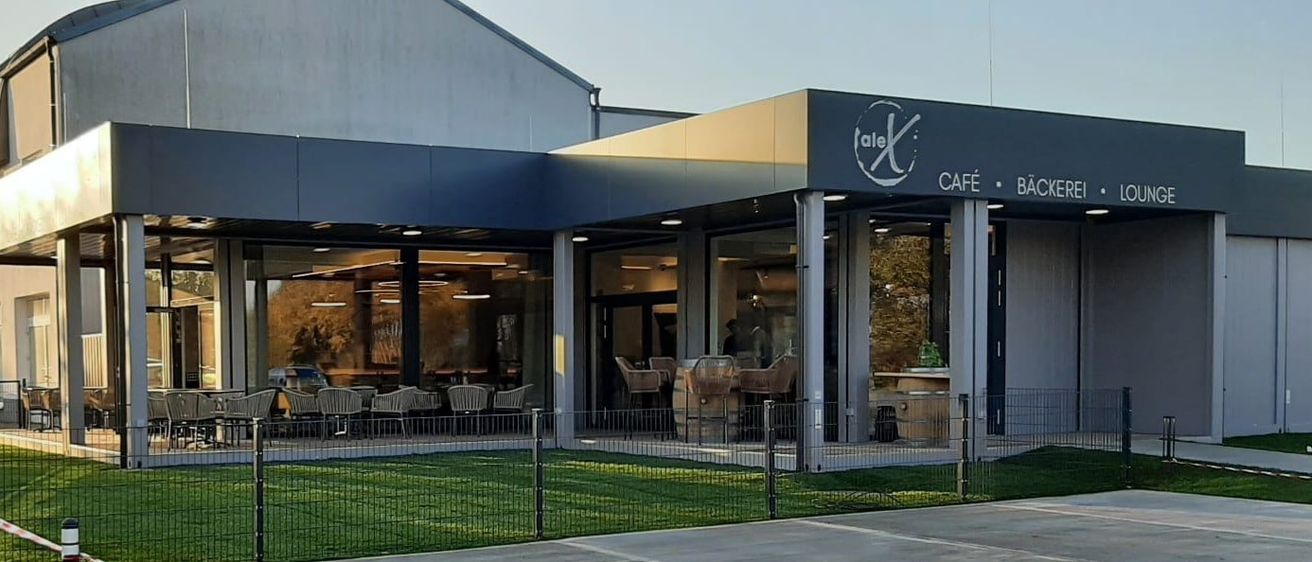 Bild enthält, Car, Car Dealership, Transportation, Vehicle, Architecture, Building, Office Building, Person, Chair, Furniture