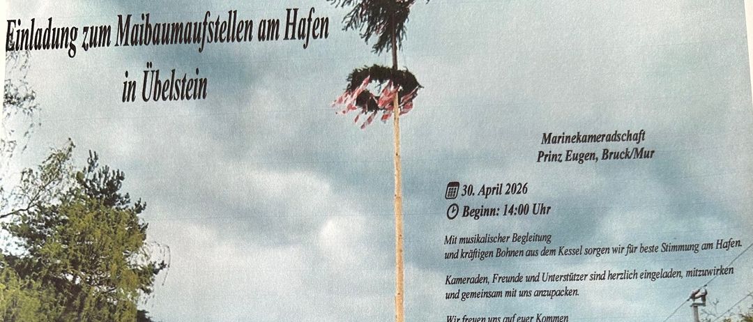 Ein Plakat zeigt eine Gruppe von Menschen vor einem hohen Holzpfahl. Das Plakat enthält deutschen Text, ein Datum und eine Einladung zu einer Veranstaltung.