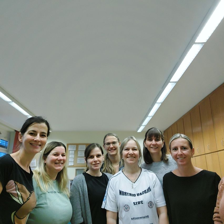 Bild enthält, People, Person, T-Shirt, Groupshot, Adult, Female, Woman, Face, Head, Smile