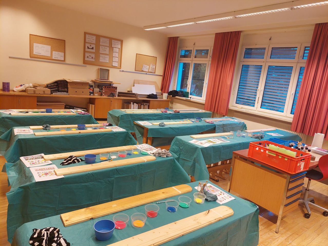 Bild enthält, Wood, Building, Hospital, Hardwood, Table, Indoors, Interior Design, Classroom, Plywood, Chair