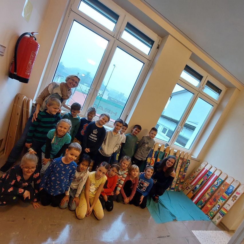 Bild enthält, Adult, Female, Person, Woman, Floor, Flooring, Child, Girl, Kindergarten, Boy