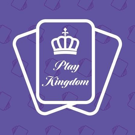 Ein violetter Hintergrund mit einem weißen Rand, der eine stilisierte Krone und die Worte 'Play Kingdom' zeigt. Das Design ähnelt einem Kartenspiel.